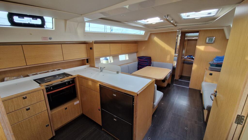 Sailing yacht 