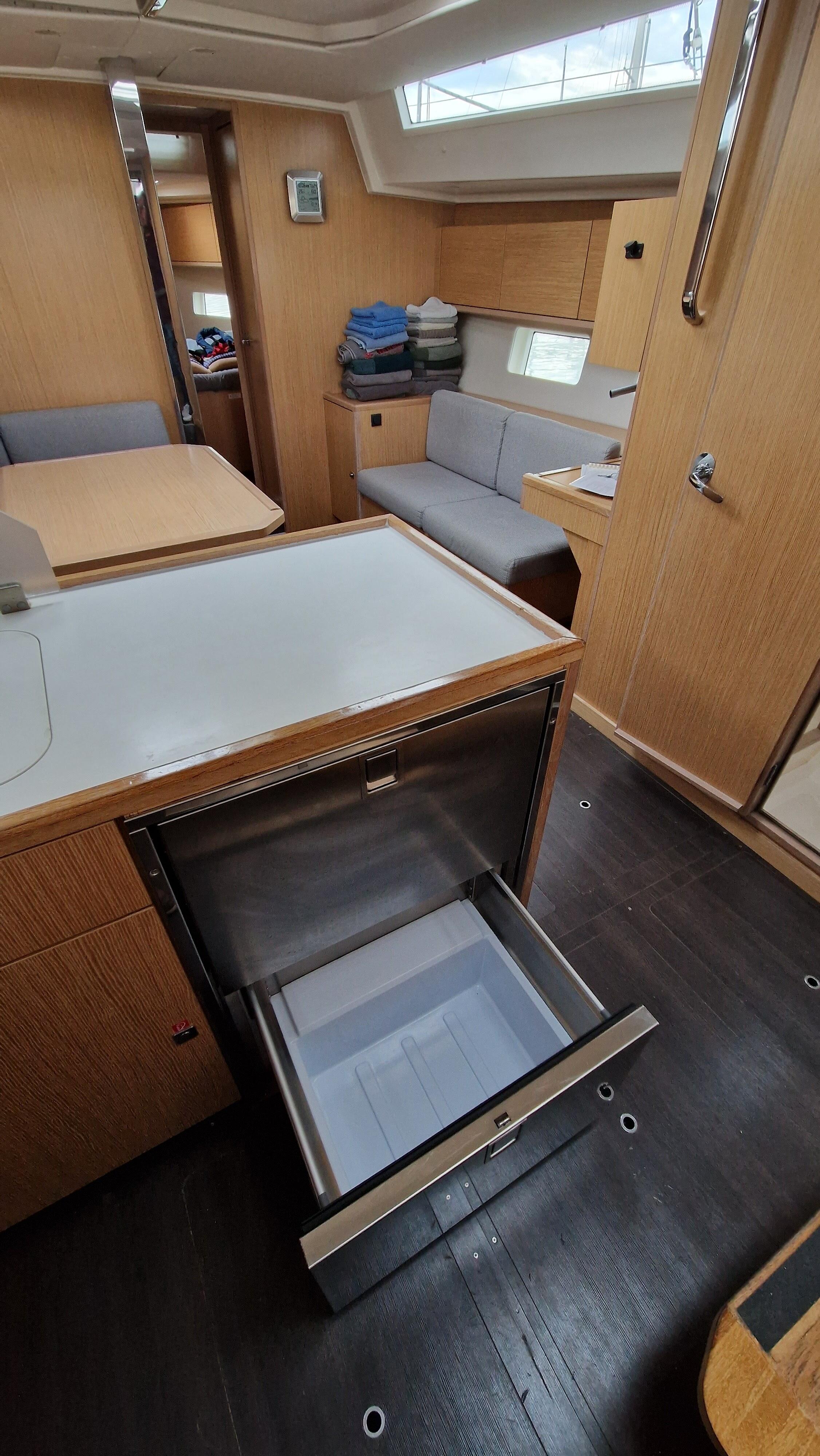 Sailing yacht 
