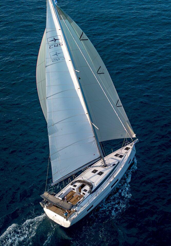 Sailing yacht 