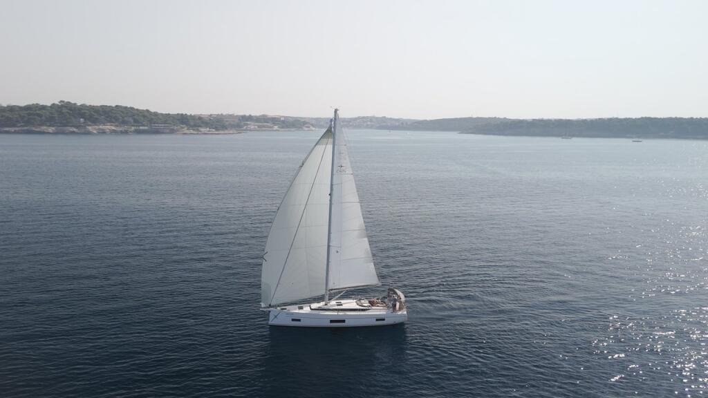 Sailing yacht 