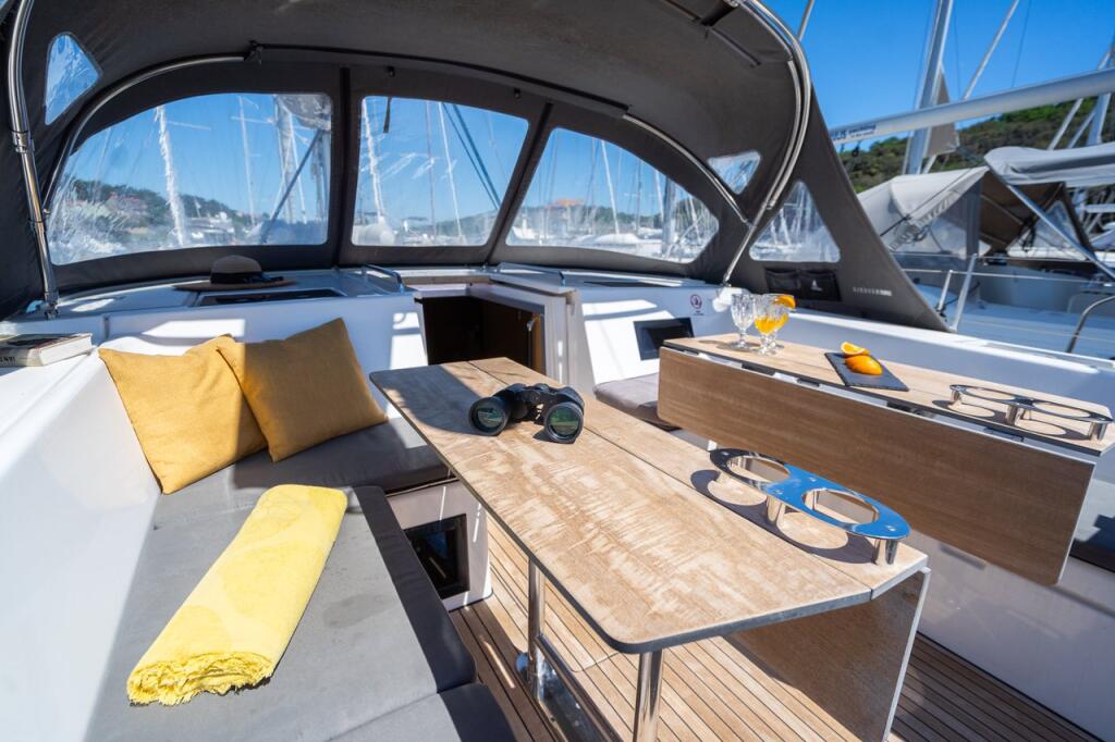 Sailing yacht 