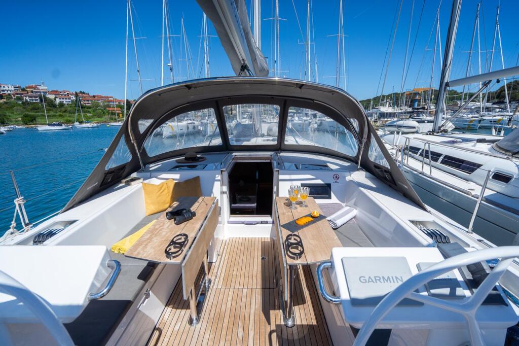 Sailing yacht 
