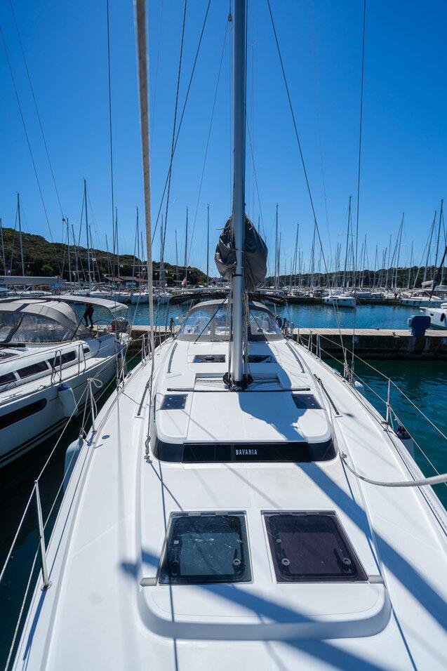 Sailing yacht 