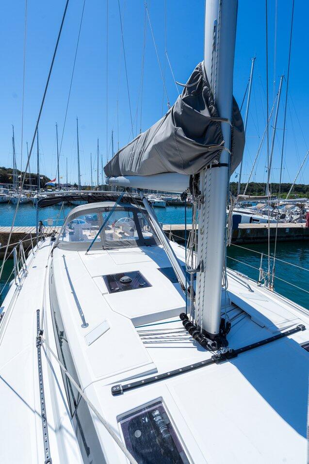 Sailing yacht 