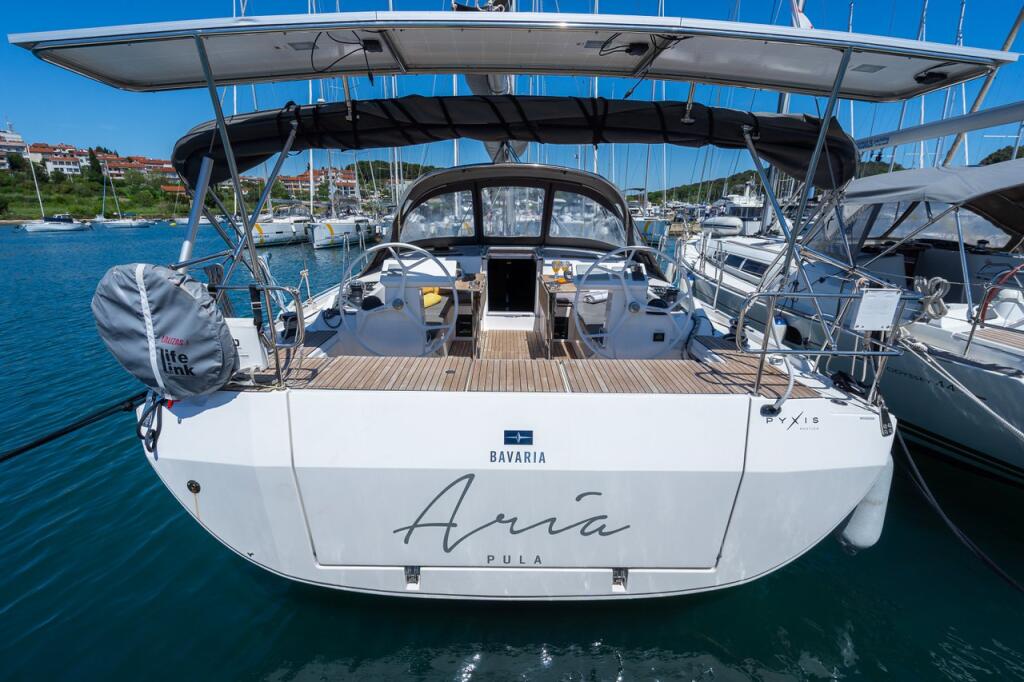 Sailing yacht 