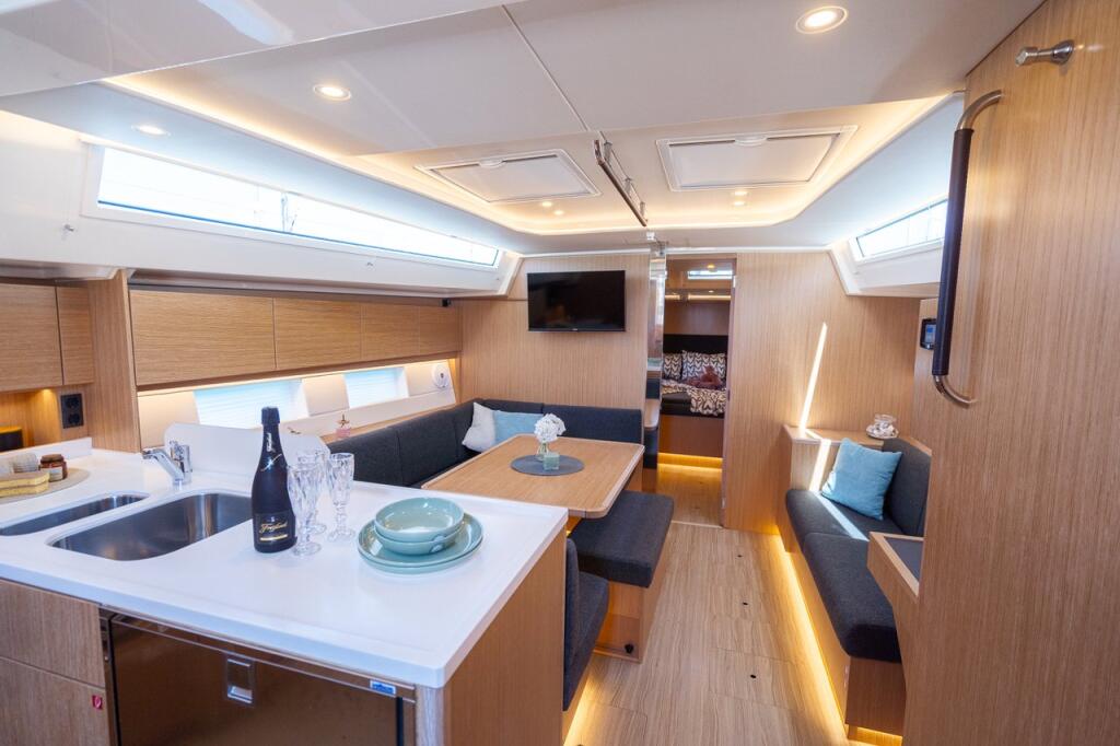 Sailing yacht 