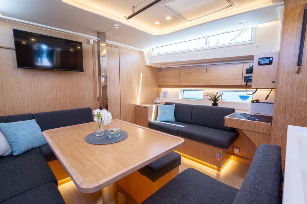 Sailing yacht 