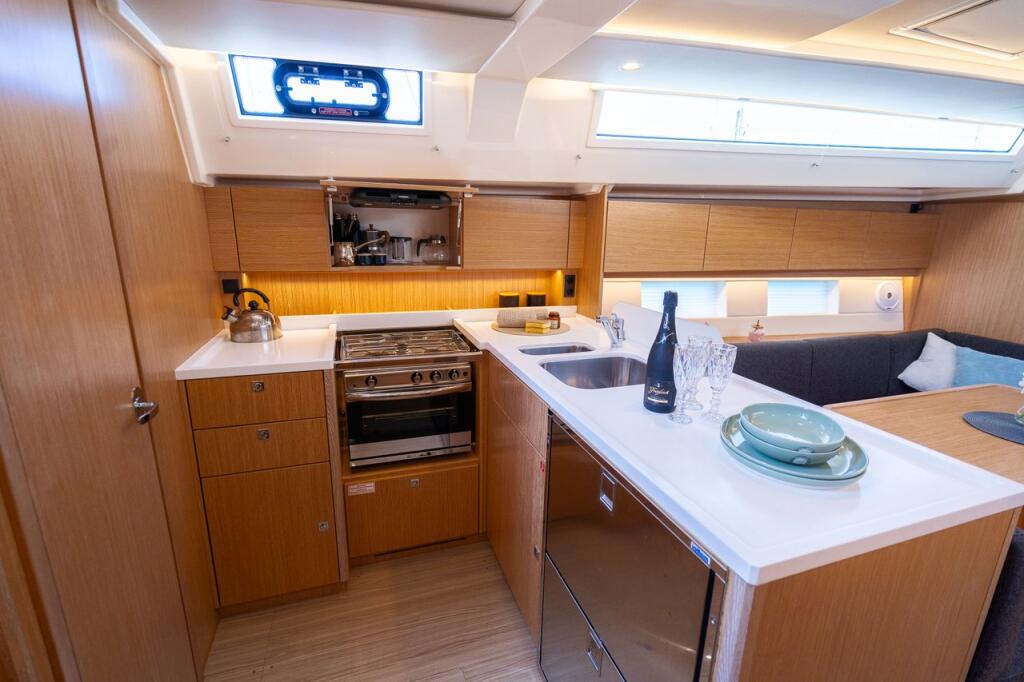 Sailing yacht 