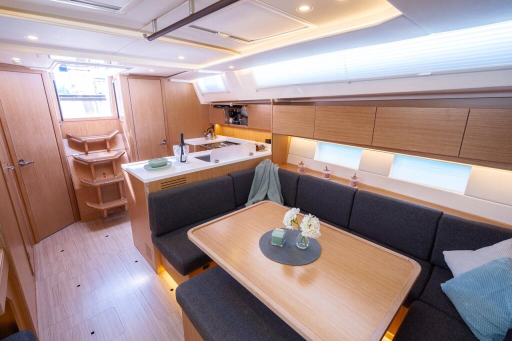 Sailing yacht 