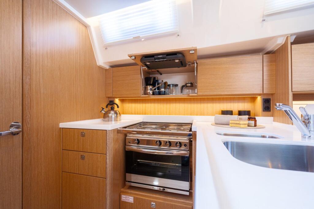 Sailing yacht 