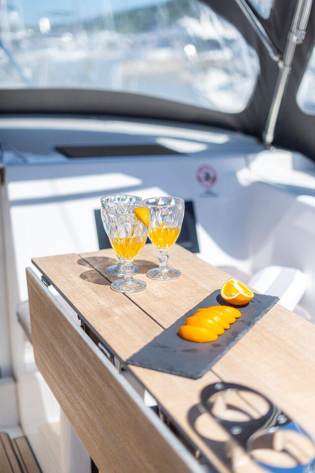 Sailing yacht 