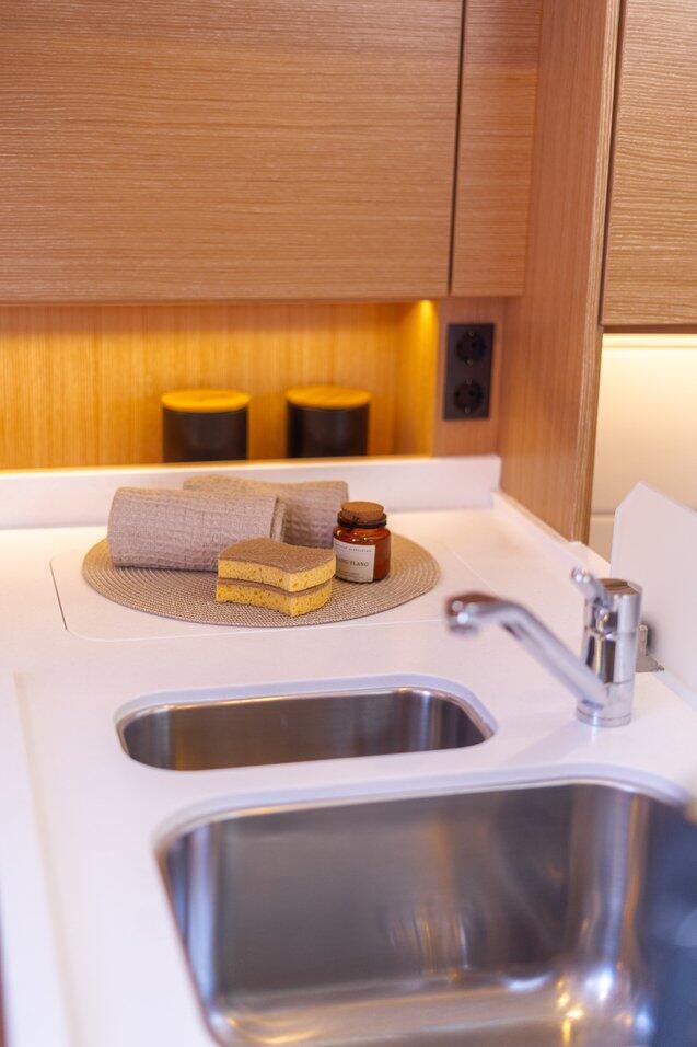 Sailing yacht 