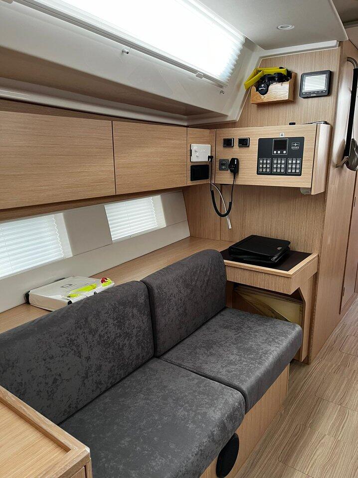 Sailing yacht 
