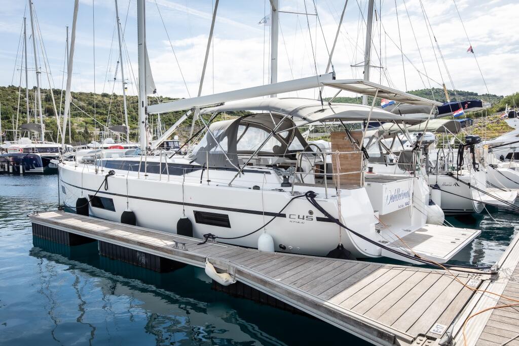 Sailing yacht 