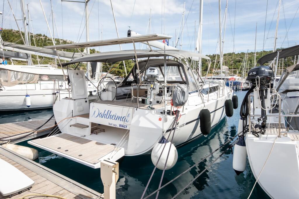 Sailing yacht 