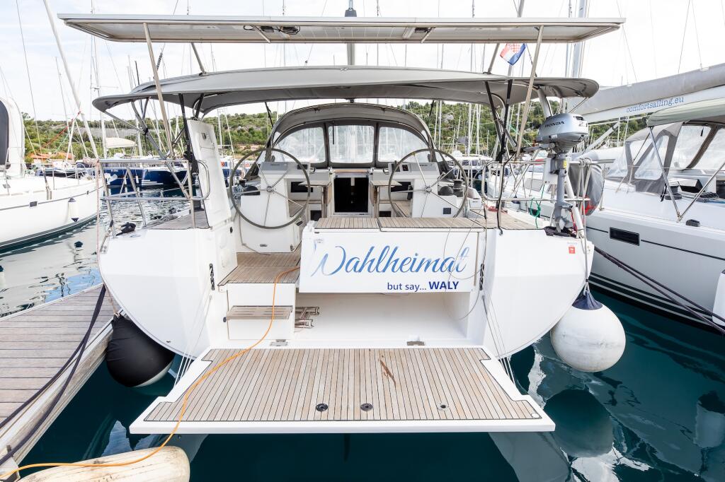 Sailing yacht 