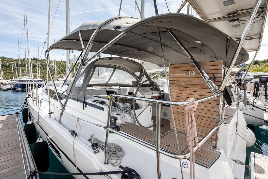 Sailing yacht 
