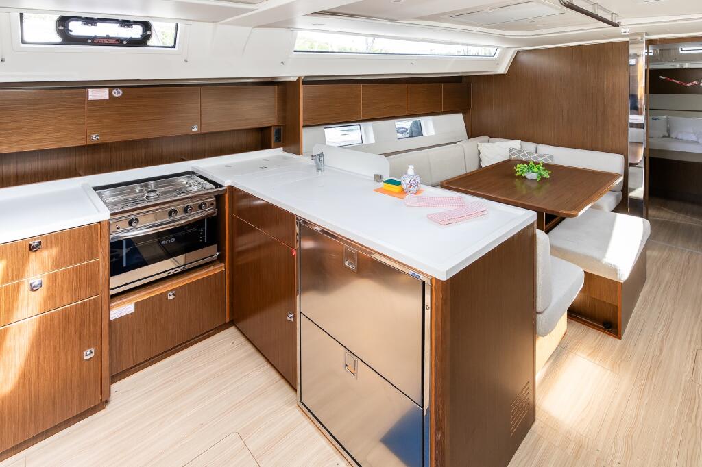 Sailing yacht 