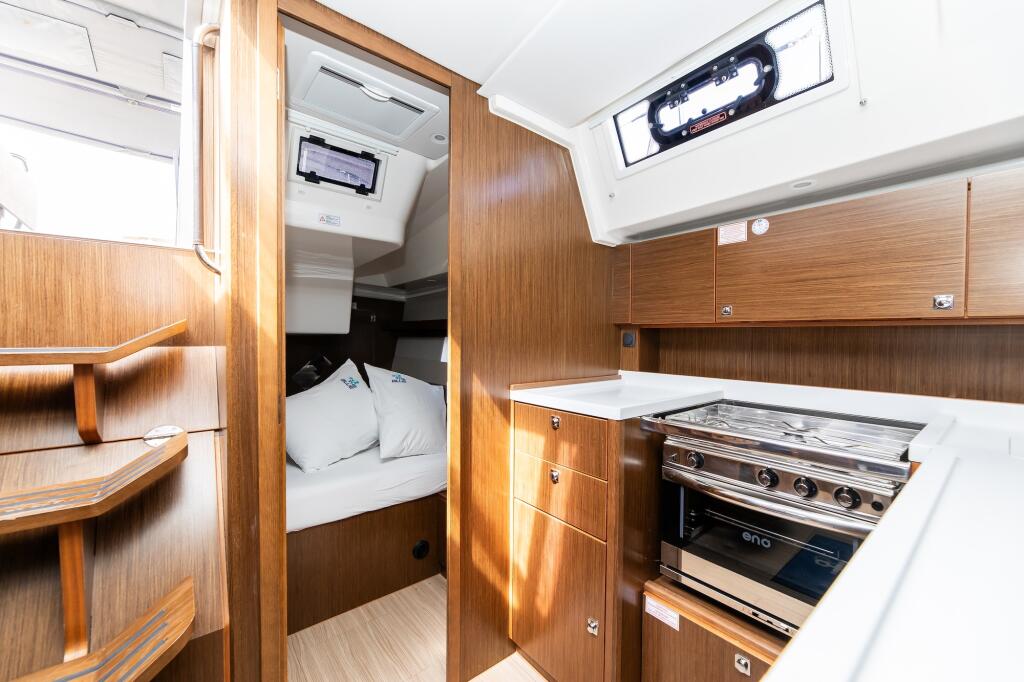 Sailing yacht 