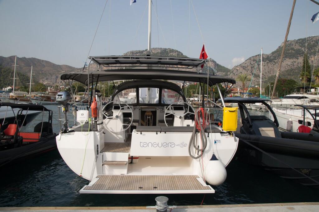 Sailing yacht 