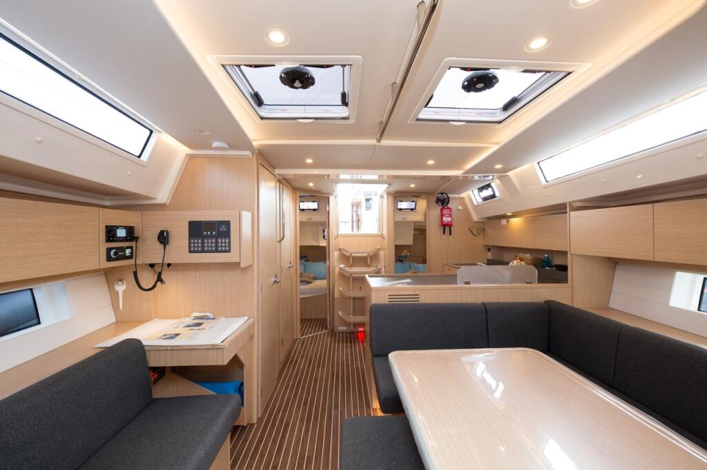 Sailing yacht 