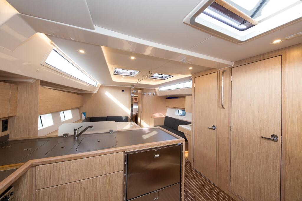 Sailing yacht 