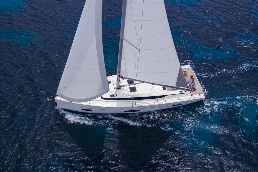 Sailing yacht 