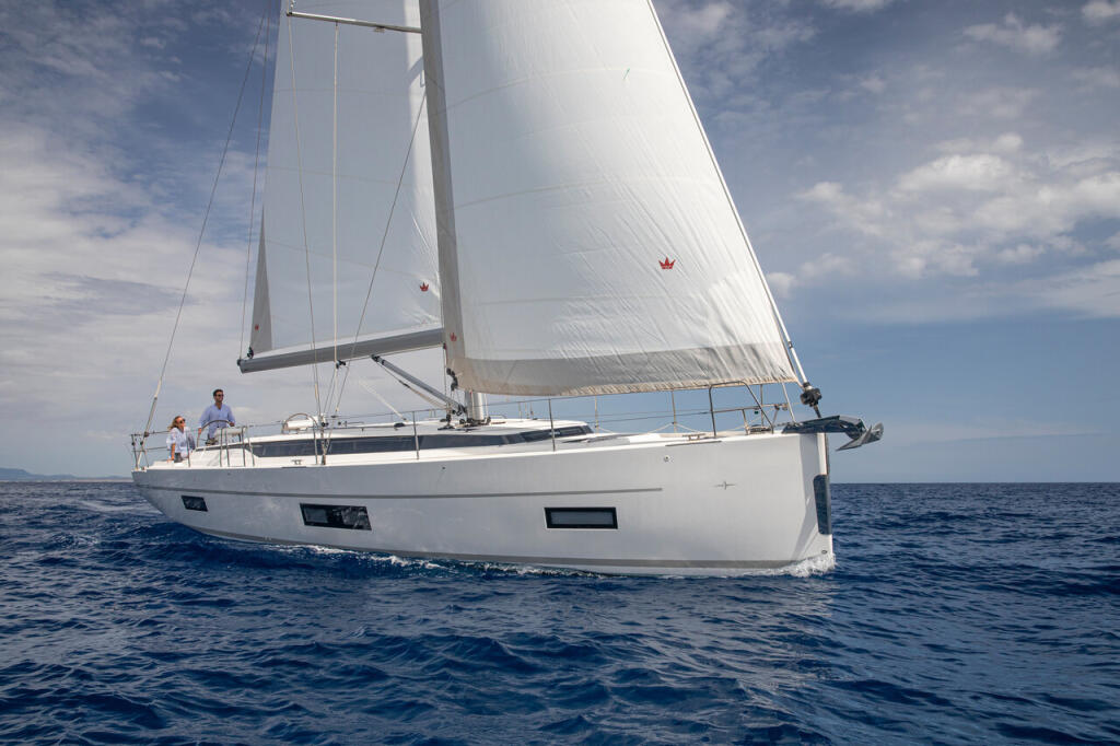 Sailing yacht 
