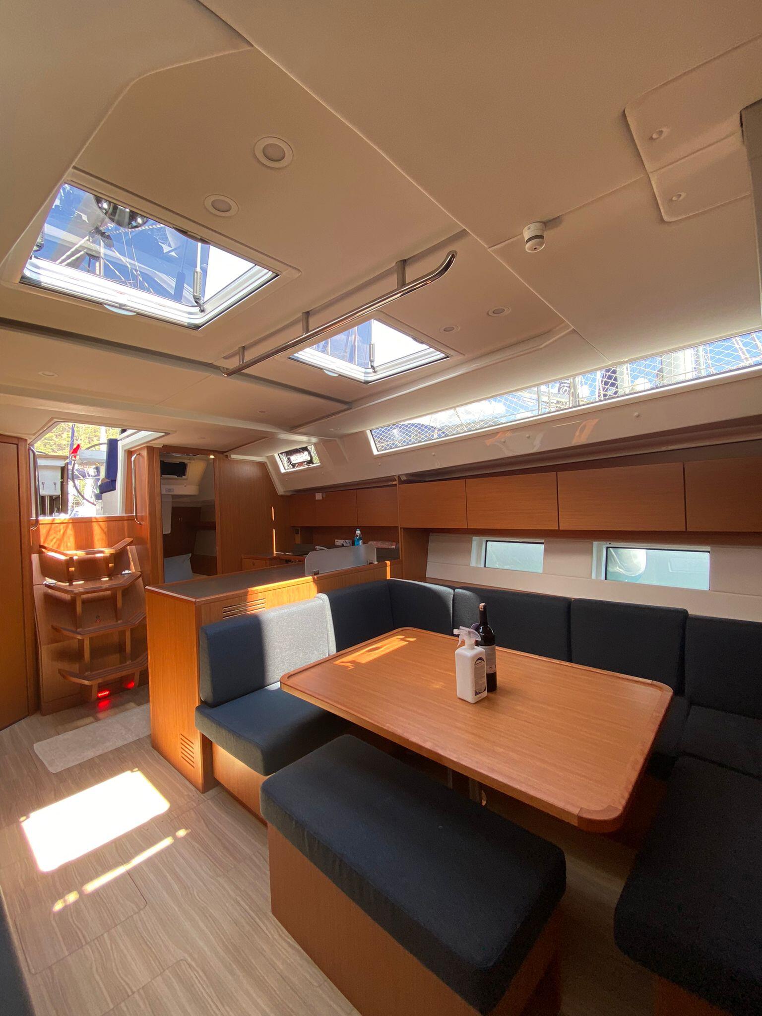 Sailing yacht 