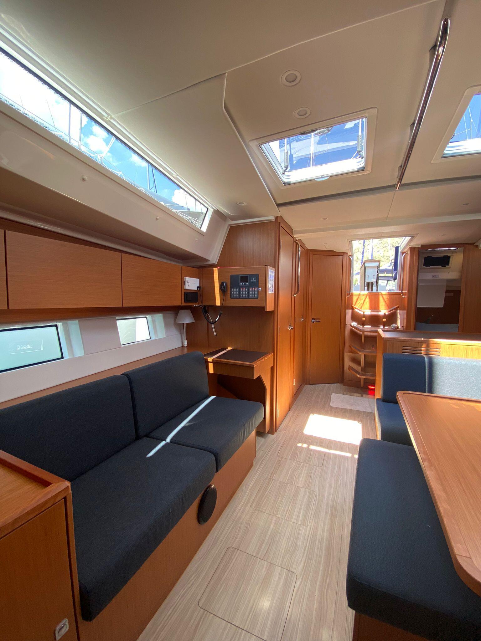 Sailing yacht 