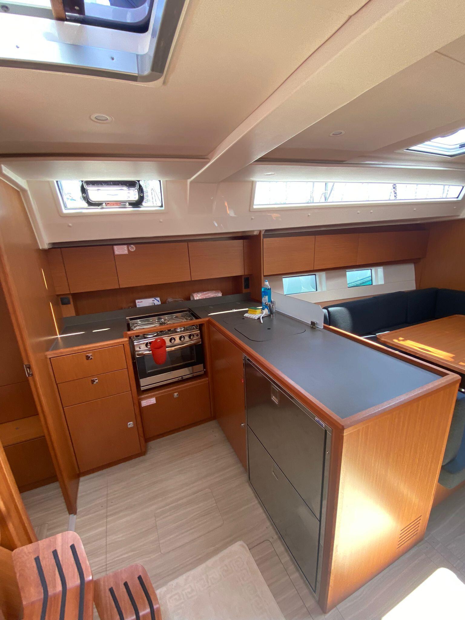 Sailing yacht 