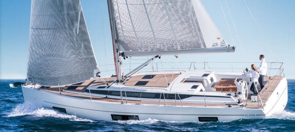 Sailing yacht 