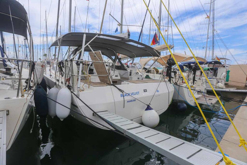 Sailing yacht 