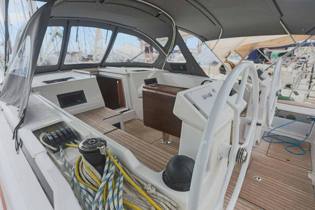 Sailing yacht 