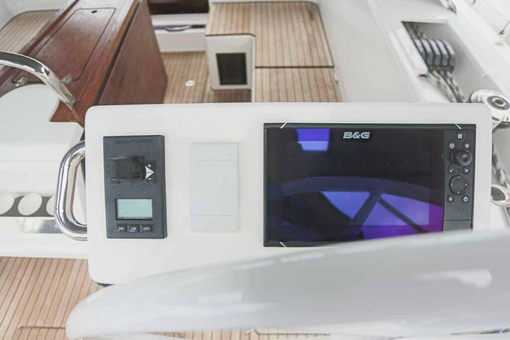 Sailing yacht 