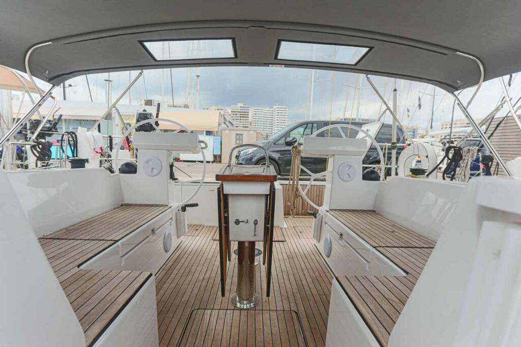 Sailing yacht 