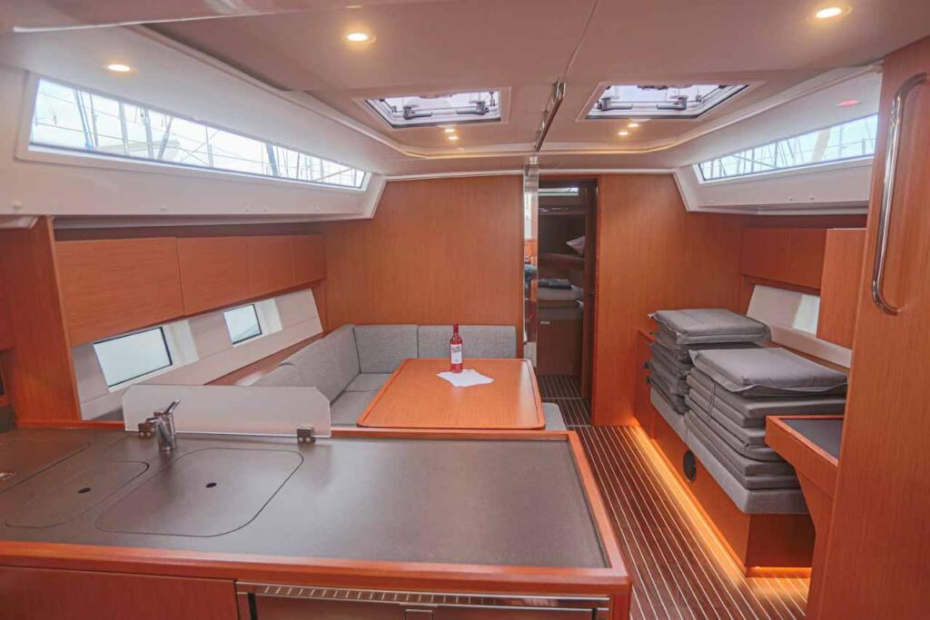Sailing yacht 