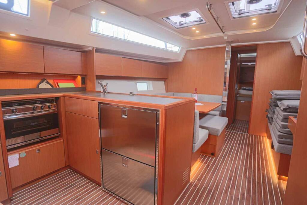 Sailing yacht 