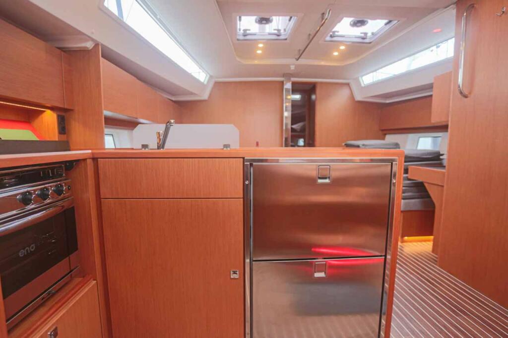 Sailing yacht 