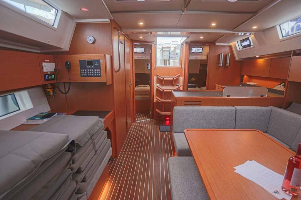 Sailing yacht 