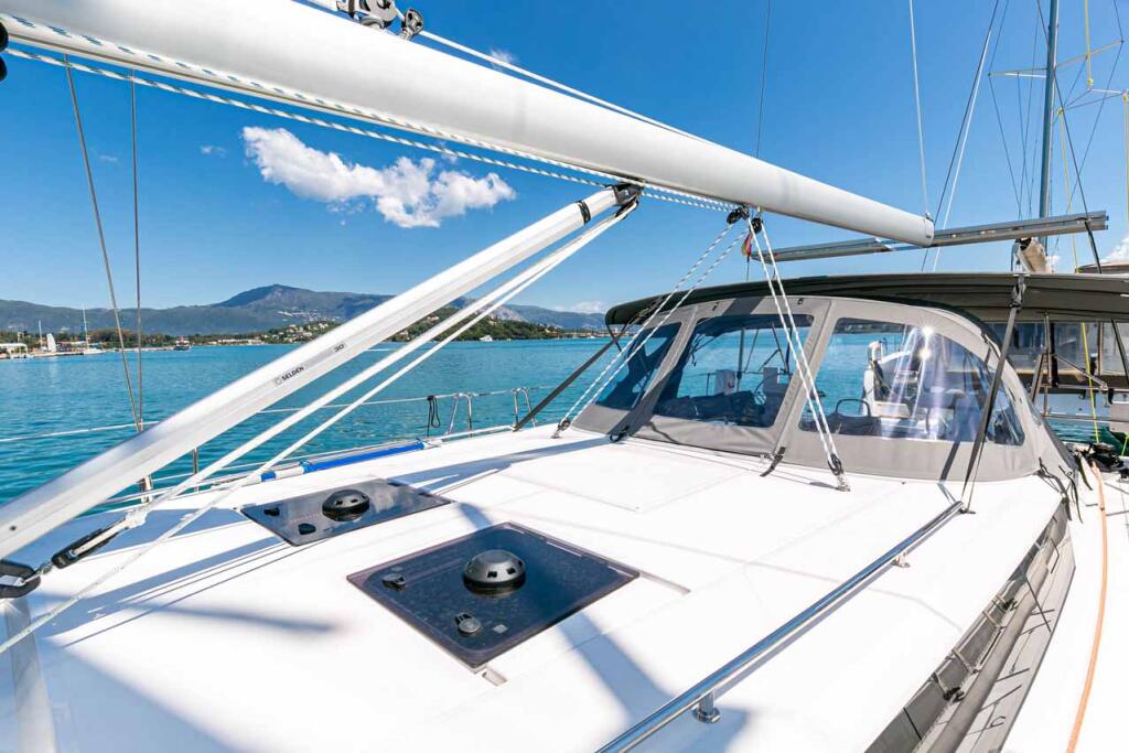 Sailing yacht 