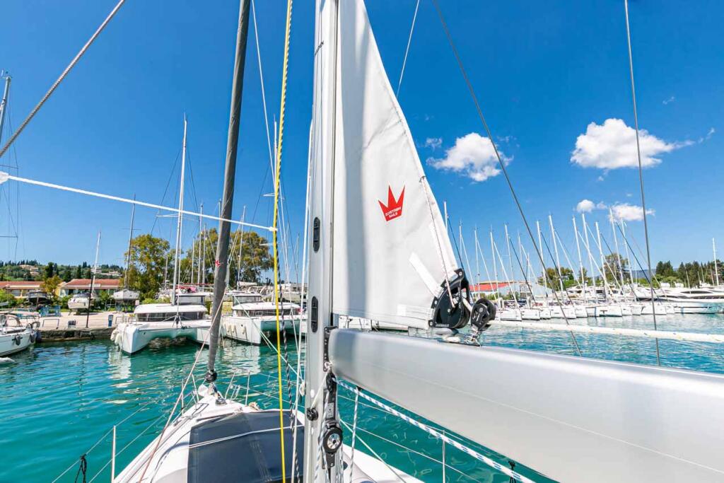 Sailing yacht 