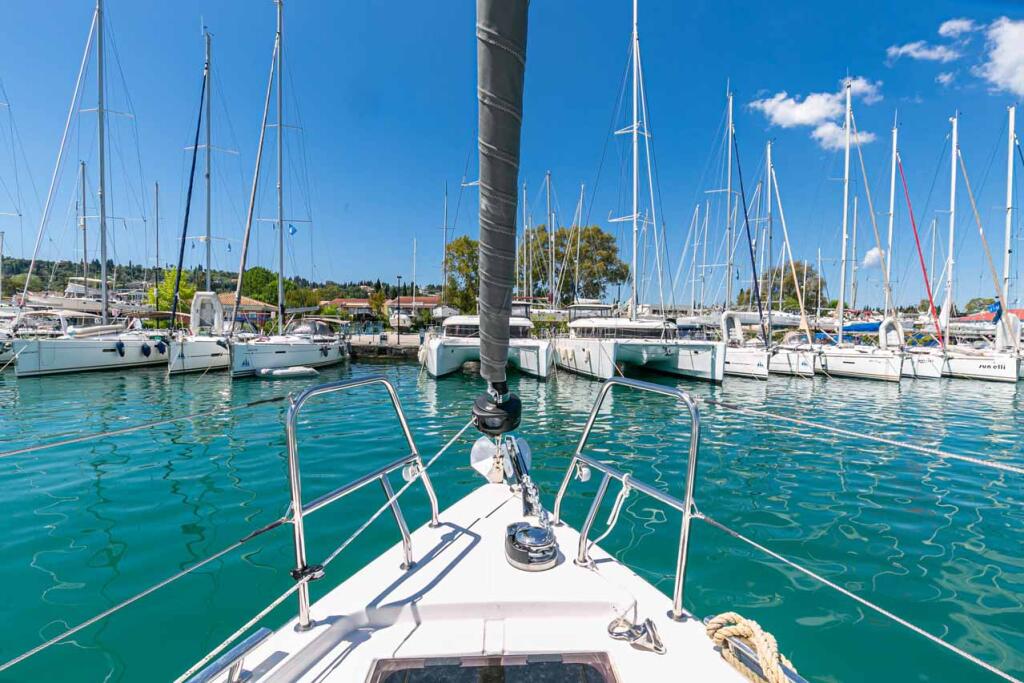 Sailing yacht 