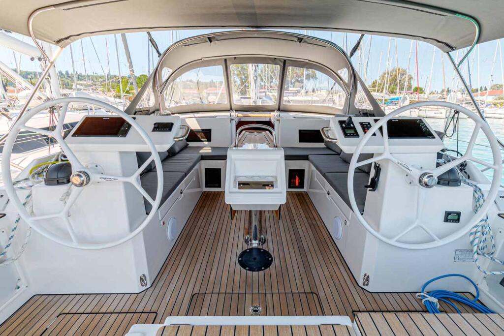 Sailing yacht 
