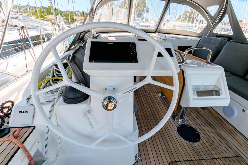 Sailing yacht 