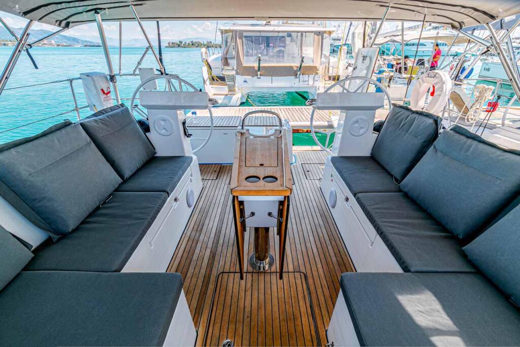 Sailing yacht 