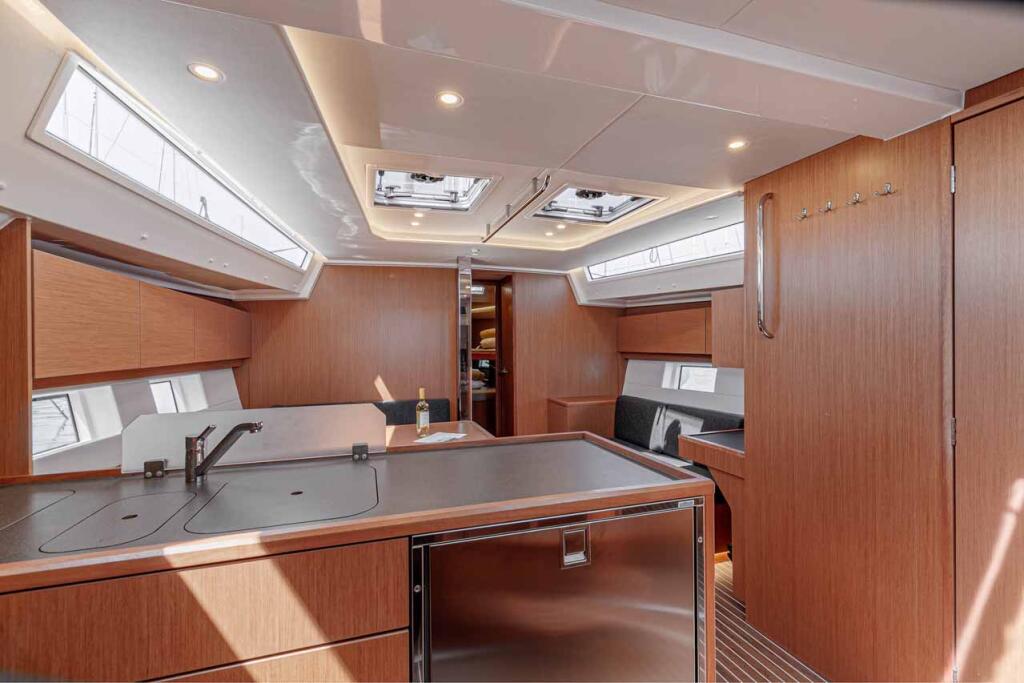 Sailing yacht 