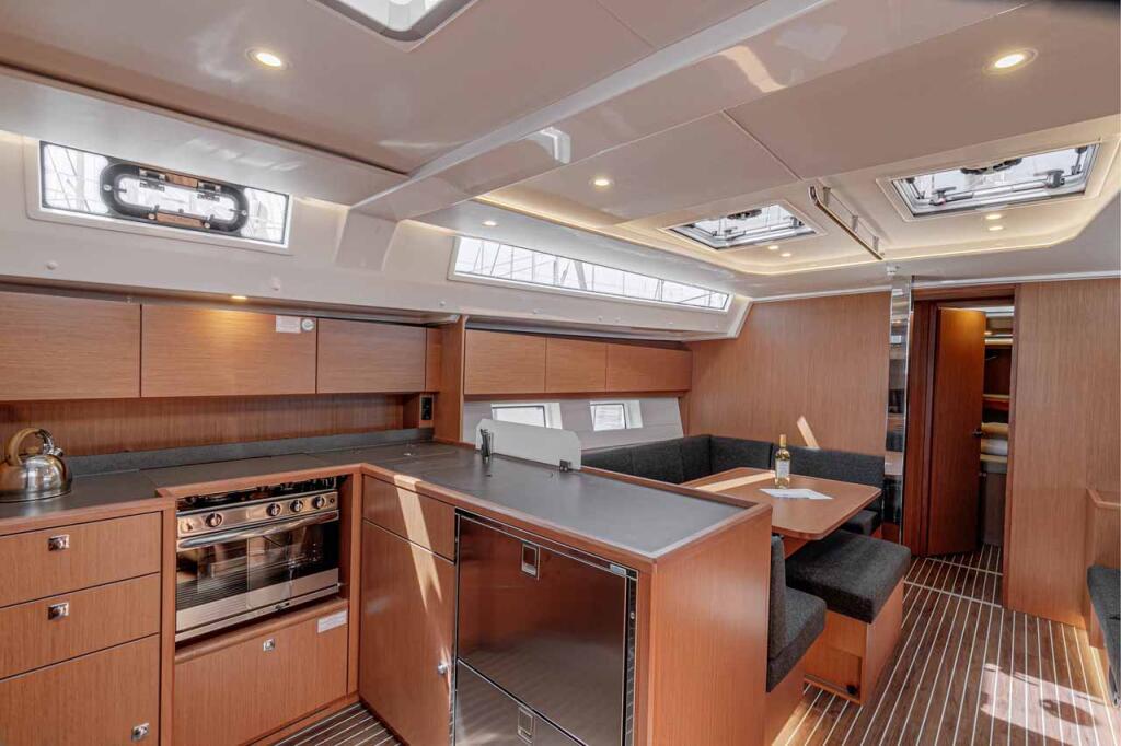 Sailing yacht 