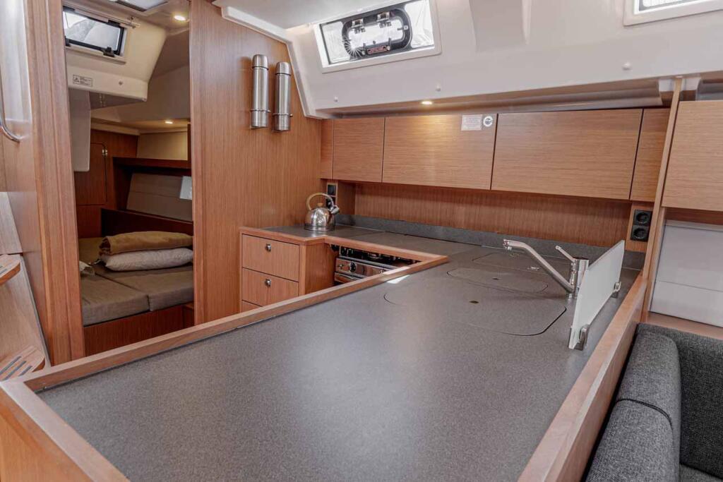 Sailing yacht 