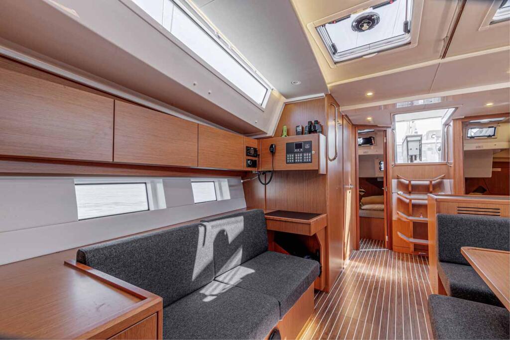 Sailing yacht 